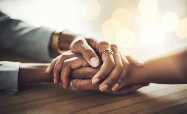 Puedes decirme lo que quieras. Primer plano de dos mujeres cogidas de la mano. —  Fotos de Stock