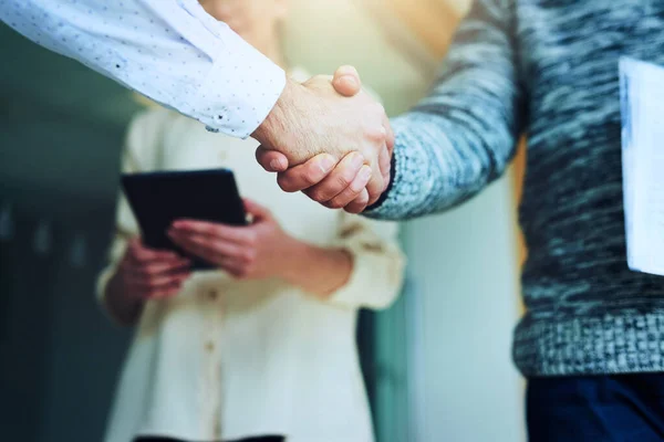 Asociarse para hacerse cargo del mundo de los negocios. Primer plano de empresarios irreconocibles estrechando la mano en una oficina. —  Fotos de Stock