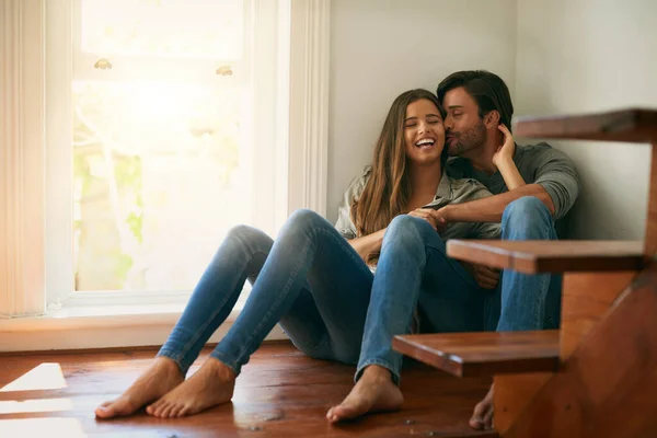 Nous sommes tous les deux pareils à tous égards. Tourné d'un jeune couple affectueux assis dans un coin et se tenant l'un l'autre. — Photo