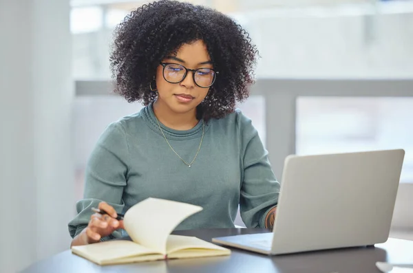 Tutto sta funzionando secondo i piani. Girato di una giovane donna d'affari attraente seduta da sola nel suo ufficio e al lavoro. — Foto Stock