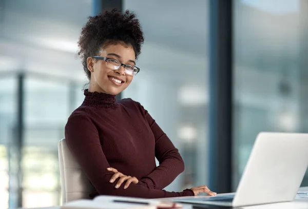 Dieses Freitag-Gefühl. Aufnahme einer selbstbewussten jungen Geschäftsfrau, die in einem modernen Büro arbeitet, den Arm verschränkt lächelnd. — Stockfoto