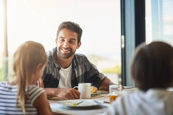 Rengeteg sztorit meg kell osztaniuk apával. Egy apáról, aki otthon reggelizik a gyerekeivel.. — Stock Fotó