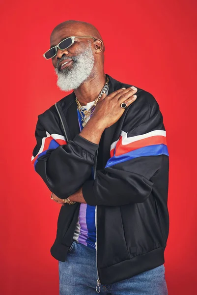 They say Im old but I dont feel od. Studio shot of a senior man wearing retro attire while posing against a red background. — ストック写真