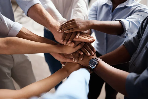 Ci siamo dentro insieme. Girato di un gruppo di imprenditori irriconoscibili che impilano le mani sul lavoro. — Foto Stock