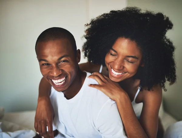 Comece todos os dias da maneira divertida. Retrato de um jovem casal feliz se divertindo juntos na cama em casa. — Fotografia de Stock