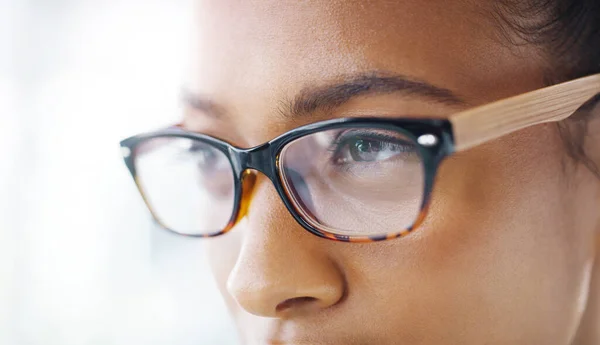 Oči plně soustředěné na cenu. Detailní záběr atraktivní mladé podnikatelky v brýlích v moderní kanceláři. — Stock fotografie
