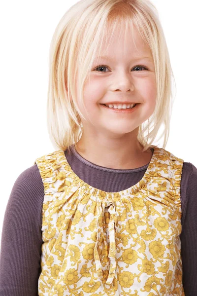 Niña llena de risas. Retrato de una linda niña sonriendo y de pie sobre un fondo blanco. —  Fotos de Stock