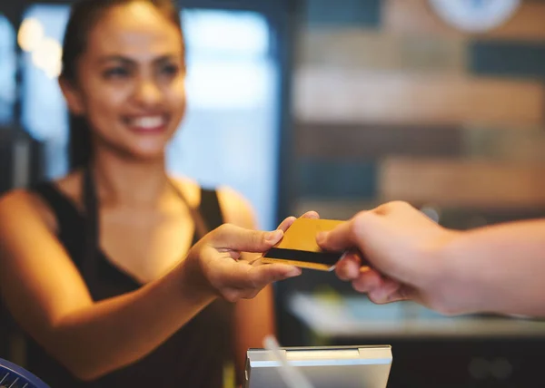 Thank you for supporting our store. Shot of a young barista accepting payment from a customer in a coffee shop. —  Fotos de Stock