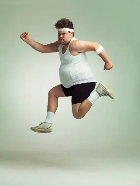 Já me sinto em forma. Homem com excesso de peso pulando no ar com seu senso de realização. — Fotografia de Stock