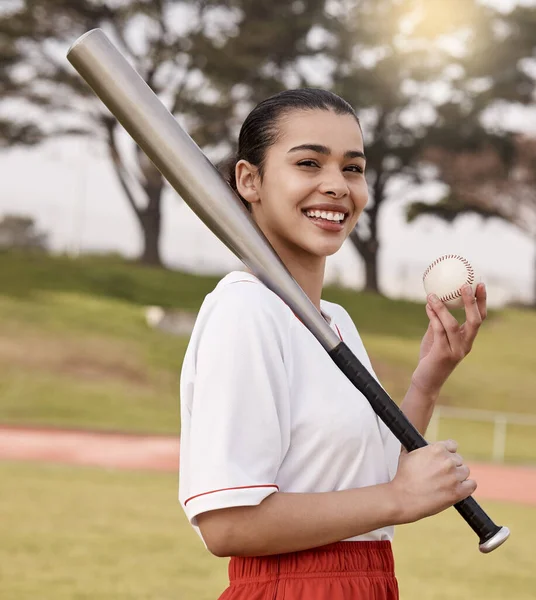 Bereit zu verlieren. Aufnahme einer attraktiven jungen Frau, die allein draußen steht und mit einem Baseballschläger posiert. — Stockfoto