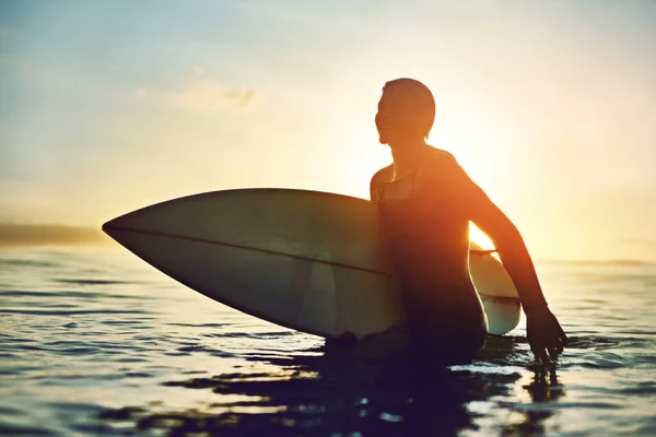 落ち着いてサーフに行くわよ。サーフィン中の少年のショット. — ストック写真