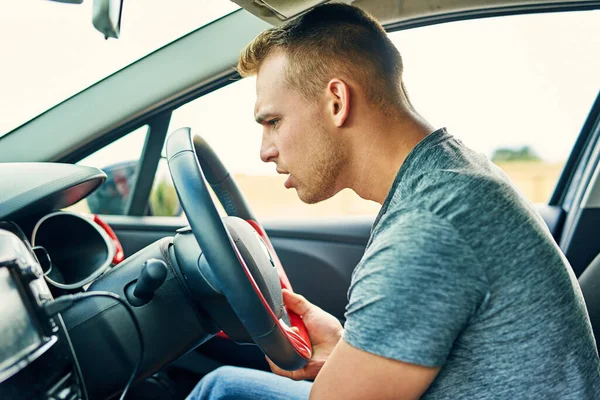 O que está a fazer aquele som engraçado? Tiro de um jovem que tem problemas com seu carro enquanto dirige. — Fotografia de Stock