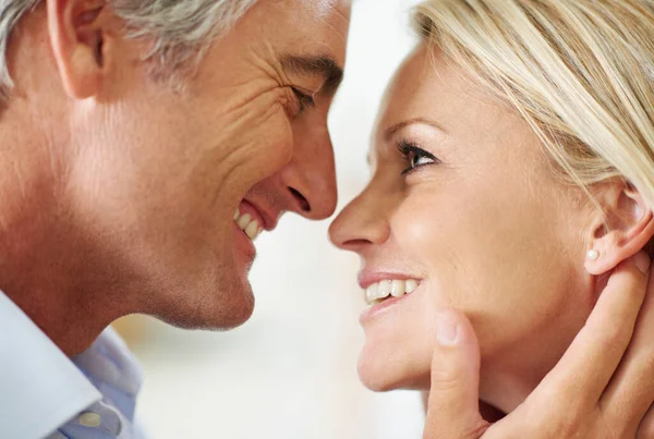 Jij bent het licht van mijn leven. Shot van een volwassen paar delen van een teder moment samen thuis. — Stockfoto