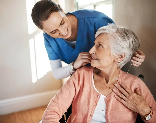 Je hoeft je nooit af te vragen waar ik ben. Schot van een oudere vrouw in een rolstoel wordt verzorgd voor een verpleegster. — Stockfoto