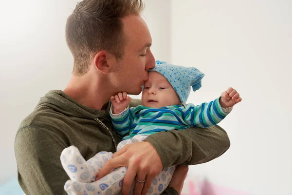 O vínculo que eles partilham é verdadeiramente especial. Tiro cortado de um pai se relacionando com seu bebê em casa. — Fotografia de Stock