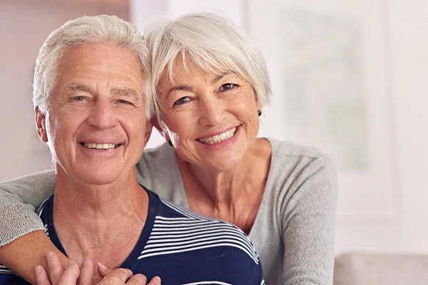 Elle est heureuse pour toujours. Portrait d'un heureux couple de personnes âgées à la maison. — Photo