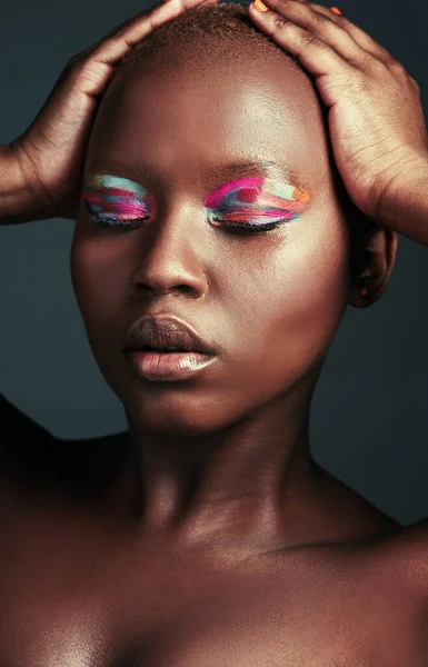 Perdia a cabeça se não fosse pela cor. Tiro recortado de uma mulher bonita vestindo sombra colorida enquanto posando contra um fundo cinza. — Fotografia de Stock