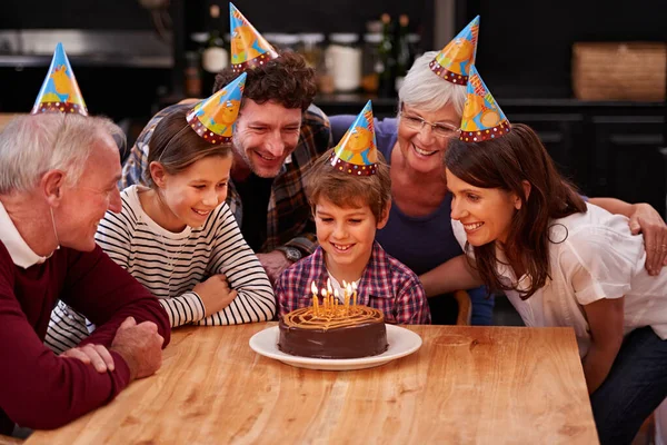 Зробіть бажання, перш ніж вибухнути. Знімок щасливого хлопчика, який святкує свій день народження зі своєю сім'єю . — стокове фото