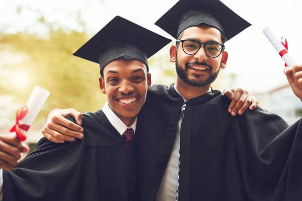 Le grandi cose richiedono tempo. Colpo ritagliato di due compagni di studio in piedi fuori il giorno della laurea. — Foto Stock