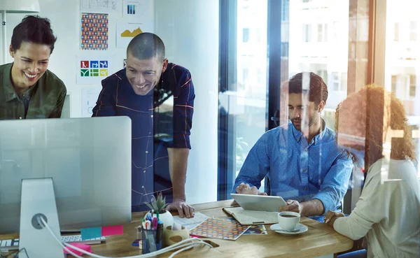 Möge die beste Zusammenarbeit gewinnen. Aufnahme von Geschäftsleuten, die in Teams in einem modernen Büro arbeiten. — Stockfoto