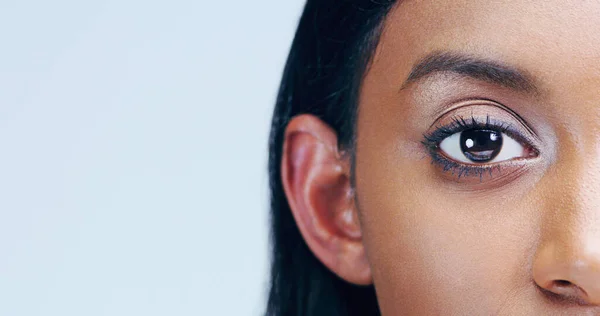 Locked in and focused. Closeup beauty shot of a young womans eye. — Stock Photo, Image