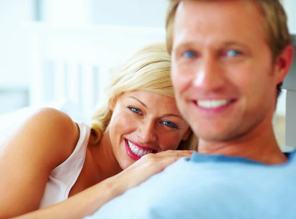 Gelukkige vrouw van middelbare leeftijd rustend op de borst van een man. Portret van een gelukkige vrouw van middelbare leeftijd rustend op de borst van een man. — Stockfoto