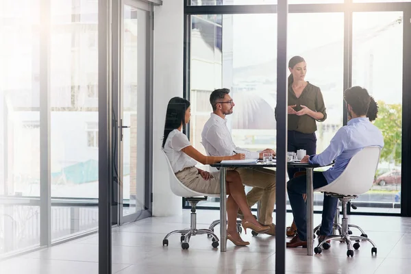 Haben Sie Vorschläge? Aufnahme einer Gruppe unterschiedlicher Geschäftsleute bei einem Treffen im Sitzungssaal in voller Länge. — Stockfoto
