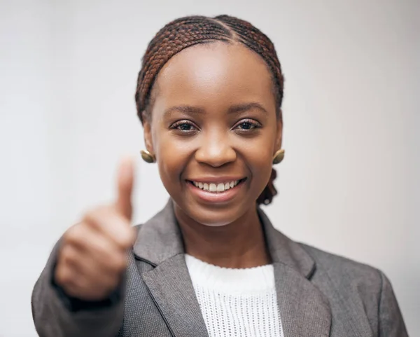 Eu acredito em ti. Retrato de uma jovem empresária mostrando os polegares contra um fundo cinza. — Fotografia de Stock