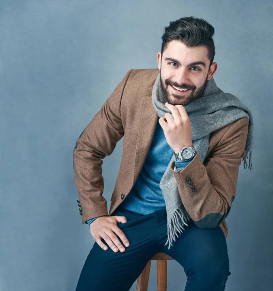 ¿Por qué ser aburrido cuando se puede hacer una declaración. Estudio de un joven vestido con estilo posando sobre un fondo gris. — Foto de Stock