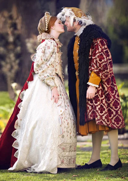 Je to vládce jejího srdce. Zastřelen královského páru trávit čas spolu v zahradách. — Stock fotografie