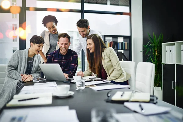 Gemeinsam an der Entwicklung ihrer Fähigkeiten arbeiten. Schnappschuss einer Gruppe von Geschäftsleuten, die gemeinsam an einem Laptop in einem modernen Büro arbeiten. — Stockfoto