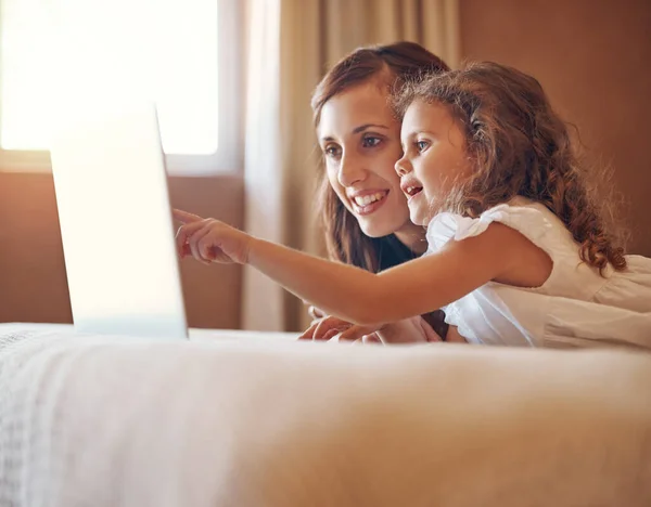 To moja ulubiona część. Strzał matki i jej córeczki używających laptopa razem w domu. — Zdjęcie stockowe