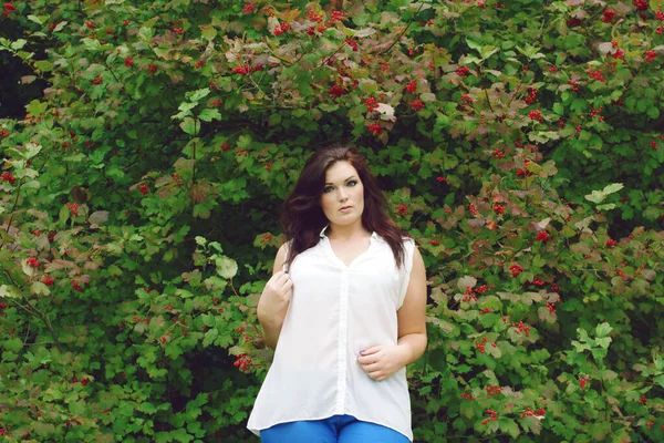 Ze houdt van het park. Shot van een aantrekkelijke jonge vrouw genieten van een dag in de natuur. — Stockfoto