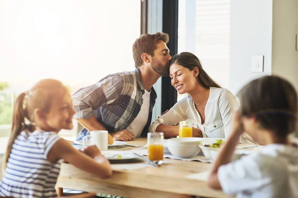 Su hogar está lleno de amor y felicidad. Foto de una familia desayunando juntos en casa. — Foto de Stock