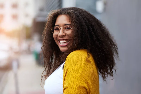 Soy tu chica favorita de la ciudad. Retrato recortado de una joven feliz parada al aire libre en un entorno urbano. —  Fotos de Stock