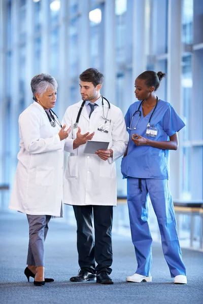 Prendere una decisione informata. Una squadra medica in piedi nel corridoio dell'ospedale. — Foto Stock