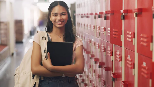 I become better everyday by being here. Portrait of a teenage girl standing next to his locker at high school. — Foto de Stock