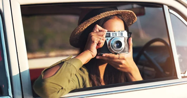 Aufnahme jedes einzelnen Augenblicks.... Schnappschuss einer jungen Frau beim Fotografieren auf einer Roadtrip. — Stockfoto