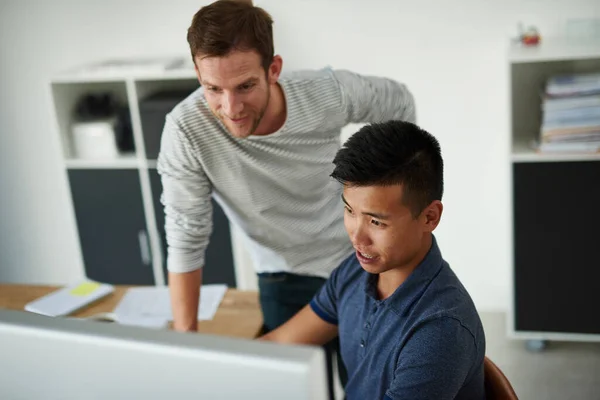 Su éxito se basa en el trabajo en equipo. Foto de ángulo alto de dos diseñadores trabajando juntos en un proyecto en una oficina. — Foto de Stock