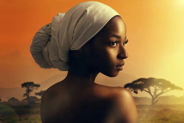 El encanto de África. Foto recortada de una hermosa mujer de pie sobre el telón de fondo de una puesta de sol africana. — Foto de Stock