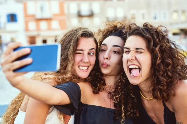 누가 제일 웃긴 표정을 지을 수있을까요 ?. 방학 때 여자 친구들의 총에 맞은 일. — 스톡 사진