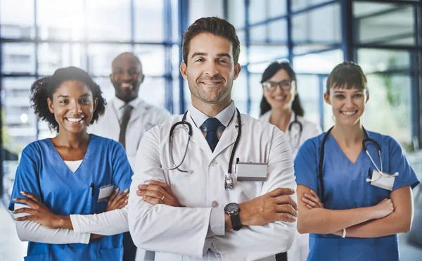 Melhorar vidas é o que fazemos. Retrato de uma equipe diversificada de médicos que estão juntos em um hospital. — Fotografia de Stock