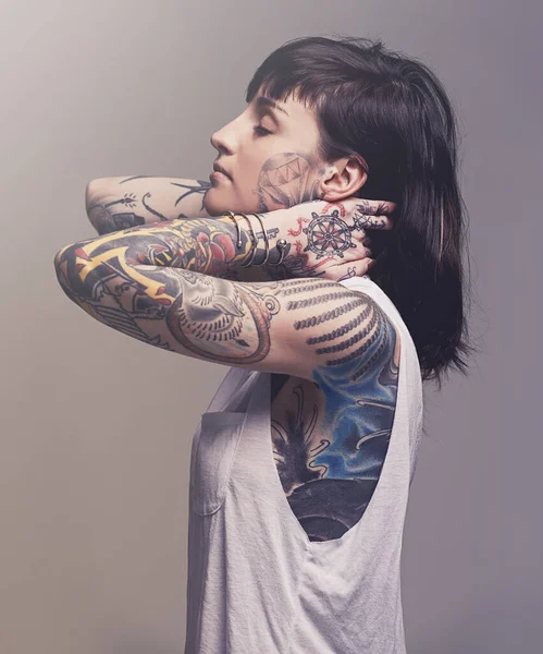 Krása. Ořezaný studiový portrét tetované mladé ženy. — Stock fotografie