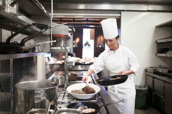 Comer es necesario, pero cocinar es un arte. Foto de chefs preparando un servicio de comidas en una cocina profesional. —  Fotos de Stock