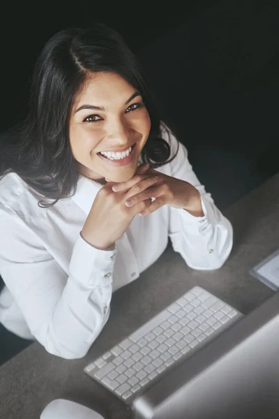 Los negocios están subiendo y subiendo. Retrato de ángulo alto de una joven empresaria que trabaja en una computadora en el trabajo. —  Fotos de Stock
