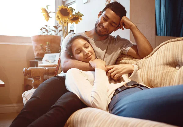 E 'qui che voglio stare. Girato di una coppia affettuosa trascorrere del tempo di qualità insieme a casa. — Foto Stock