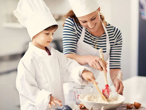 Verspreid de liefde. Foto van een moeder en haar zoon bakken in de keuken. — Stockfoto