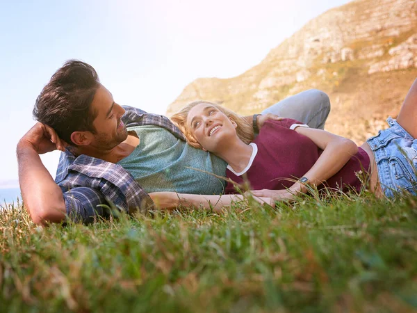 Lo sguardo dell'amore. Girato di una giovane coppia affettuosa che si gode una giornata all'aria aperta. — Foto Stock