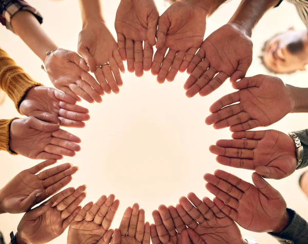 Společně jsme jedno. Nízký úhel záběru skupiny lidí spojujících ruce. — Stock fotografie
