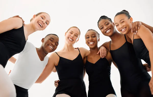 Örülnék, ha énekes és táncos lehetnék. Egy csapat balett táncosról, akik együtt nevettek.. — Stock Fotó